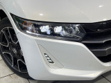 【LEDヘッドライト】悪天候や夜間走行時も良好な視界を確保し安心して運転できる高輝度LEDヘッドライトを装備!点灯速度が早く、消費電力も抑えられています。