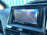 【バックカメラ】駐車時に後方がリアルタイム映像で確認できます。大型商業施設や立体駐車場での駐車時や、夜間のバック時に大活躍!運転スキルに関わらず、今や必須となった装備のひとつです!