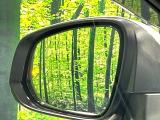【ブラインドスポットモニター】走行中、ドアミラーの死角になりやすい箇所に後続車が接近するとサイドミラーのレンズに警告を表示!ドライバーに注意喚起をしてくれます。