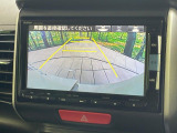【バックカメラ】駐車時に後方がリアルタイム映像で確認できます。大型商業施設や立体駐車場での駐車時や、夜間のバック時に大活躍!運転スキルに関わらず、今や必須となった装備のひとつです!