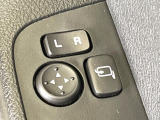 【電動格納ミラー】サイドミラーは電動格納式となっており、狭い駐車場でもキズがつくリスクを抑えられます。