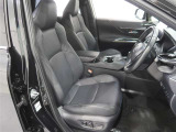 高級感のある本革シート。運転席はポジションメモリー機能付き8ウェイパワーシート。助手席は4ウェイパワーシートになっています。