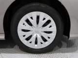 タイヤサイズは(185/60R15)キャップ付きスチールです。