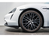 20インチ Taycan Turboエアロ ホイール搭載です。