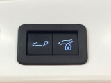 【パワーバックドア】スマートキーや運転席のボタンを押すだけでリアゲートが自動で開閉します!荷物を持っている時や、高い位置にあるバックドアを閉める際に便利な機能です♪