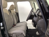 女性でも運転がしやすいように、シートの高さ調整機能(シートリフター)がついています。運転席と助手席の間が空いている為、助手席側への移動がスムーズです。交通量の多い道でも助手席側から乗り降りができます。
