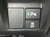VSA装備車です。VSAはドライバーの操作と車の動きを見守っています。もし車の挙動が乱れたとき、4輪別々にブレーキをかけたり、エンジンパワーをしぼることによって車を安定させます。