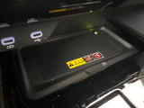 スマートフォンを置くだけで充電可能なワイヤレス充電機能を装備。ケーブル不要で車内もスッキリ。ドライブ中も手軽に充電できます。