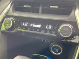 【オートエアコン】一度お好みの温度に設定すれば、車内の温度を検知し風量や温度を自動で調整。暑い&hellip;寒い&hellip;と何度もスイッチ操作をする必要はありません。快適な車内空間には必須の機能ですね♪