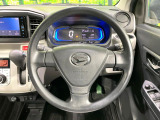 インテリアに合わせたデザインのステアリングは、運転される方のことも考え、運転しやすい形状、大きさです。是非一度、実際に触ってお確かめください。