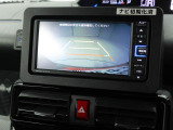 バックカメラ映像。ガイドラインが表示されるので、後ろまでの距離や車の傾きがわかってハンドル操作がしやすいです。