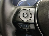 ステアリングには運転中でも簡単に操作できる各種スイッチついてます