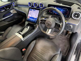 メルセデスのシートは、少し硬めに出来ておりますので、長時間の運転でも疲れにくく、安全にドライビングをお楽しみ頂けます