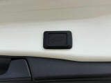 【パワーバックドア】スマートキーや運転席のボタンを押すだけでリアゲートが自動で開閉します!荷物を持っている時や、高い位置にあるバックドアを閉める際に便利な機能です♪
