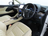 高級感のある美しいインテリアデザインの運転席です。