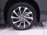 アルミホイールを装備、タイヤサイズは205/55R17です。