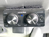 【ALPINEサブウーファー】メーカーオプションの高品位サウンドシステムを搭載。専用のチューニングが施された大小様々なスピーカーから良質なサウンドが奏でられ、臨場感あふれる音響空間を演出します。