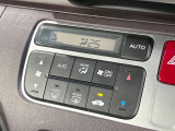 【オートエアコン】一度お好みの温度に設定すれば、車内の温度を検知し風量や温度を自動で調整。暑い&hellip;寒い&hellip;と何度もスイッチ操作をする必要はありません。快適な車内空間には必須の機能ですね♪