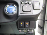 寒冷地仕様の車についてるワイパーデアイサーのスイッチをON!ワイパー付近の電熱線が温まり、ワイパーが動くようになります!
