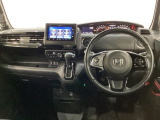 車内は光触媒抗菌消臭施工済です。スタイリッシュなデザインでスポーティなインパネ周りを演出します。グローブボックスやカップホルダーのほかにトレーなどたくさんの収納スペースが付いています。
