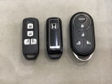 スマートキー付きですからドアロックの開閉およびエンジンスタートが楽々です。電動スライドドアの開け閉めもボタンで操作できます。加えて、純正リモコンエンジンスターター用の操作キーもついています。