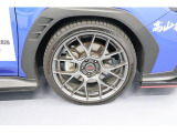 専用のBBS19インチアルミホイールが足元を引き締めます