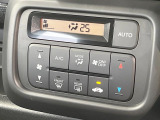 【オートエアコン】一度お好みの温度に設定すれば、車内の温度を検知し風量や温度を自動で調整。暑い&hellip;寒い&hellip;と何度もスイッチ操作をする必要はありません。快適な車内空間には必須の機能ですね♪