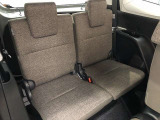 サードシートです。荷物が思ったより多くなった時や、大人数のドライブなど様々なシーンで対応が来ます。片方を畳んで荷物を載せたり、シートアレンジも自由自在。