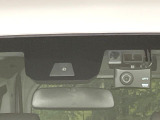 【ホンダセンシング】走行中に前方の車両等を認識し、衝突しそうな時は警報とブレーキで衝突回避と被害軽減をアシスト。より安全にドライブをお楽しみいただけます。