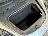 フロントラゲッジスペース(車載工具/タイヤパンク修理キット付)