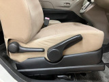 運転席シートリフターを装備しています★細かくドライビングポジションを設定できるので運転し易く、疲れにくいですね♪
