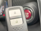【Hondaスマートキー】カバンやポケットに入れたままでもドアの施錠・解錠が可能なスマートキーを装備。エンジンのオン・オフ時もカギを取り出す必要が無いからとっても便利です♪