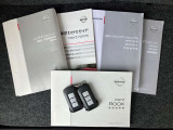 各取り扱い説明書、整備手帳、スマートキー2本つきです。