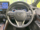 インテリアに合わせたデザインのステアリングは、運転される方のことも考え、運転しやすい形状、大きさです。是非一度、実際に触ってお確かめください。
