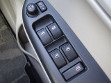 電動格納ドアミラー仕様。オートポジションにセッティングしておけば鍵の施錠開錠にリンクしてドアミラーも自動で開閉します。とても便利ですよ。