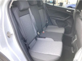 リアシートはドイツ車らしく少し硬めですが、しっかりと体をホールドしてくれます。 前席より少し高めに配置され前ぽの視界が確保されて開放感があります。 シートは14センチスライドし足元のゆとりを確保できま