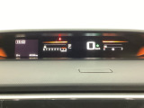 デジタル表示のスピードメーターとタコメーターを大きく配した見やすいメーター部になっています。左側のインフォメーション画面でオドメーターや燃費などの情報を確認できます。