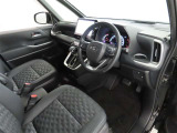 シンプルで使いやすいデザインの運転席です。