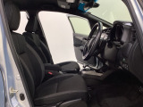広い足元にゆったり座れるシートには肘掛けも装備しており長距離の運転でも疲れにくくなってます。女性でも運転がしやすいように、シートの高さ調整機能(シートリフター)がついています。