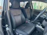 運転席まわりには十分なスペースがあり、大柄な方でもゆったり運転していただける環境です。