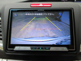 バックカメラの画像です。ガイドラインがスムースな車庫入れをサポートいたします。車庫入れの安心感がアップしますね。
