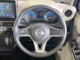 インテリアに合わせたデザインのステアリングは、運転される方のことも考え、運転しやすい形状、大きさです。是非一度、実際に触ってお確かめください。