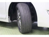 タイヤサイズ 195/65R15。スポーティでスタイリッシュなデザインの純正アルミホイールを装着しています。