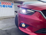 【HIDヘッドライト】非常に明るく前方を照らしてくれるので、悪天候や夜間の走行時も視界良好で安心してお乗りいただけます。