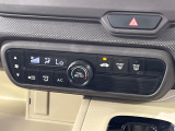 【オートエアコン】一度お好みの温度に設定すれば、車内の温度を検知し風量や温度を自動で調整。暑い&hellip;寒い&hellip;と何度もスイッチ操作をする必要はありません。快適な車内空間には必須の機能ですね♪