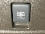 アクセサリーソケットはUSBのアダプターなどをつければ、スマホの充電にも使えます。周辺には物が置けるボックスがついています。