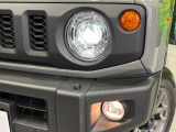 【LEDヘッドライト】悪天候や夜間走行時も良好な視界を確保し安心して運転できる高輝度LEDヘッドライトを装備!点灯速度が早く、消費電力も抑えられています。