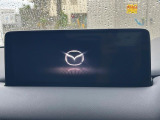 【8インチマツダコネクト】車内の雰囲気にマッチした大型のディスプレイ。スマホ接続でのナビ使用やBluetooth再生等、様々な機能が楽しめます。直感的なダイヤル操作が可能で、使い勝手も良好です。