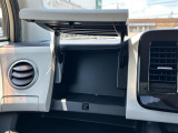 【グローブボックス】大容量のグローブボックスです!!車検証ケース他、日頃使う小物類の収納スペースもたくさんあります!//