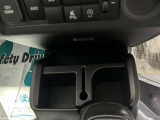 運転席助手席の足元にドリンクホルダー